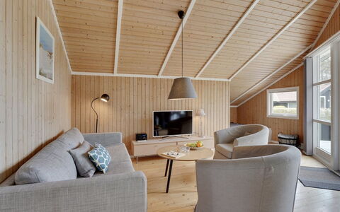 Frimanda - 200M from the Sea: Flooring, Muur, Verdieping, Interieur Ontwerp, Hout, Plafond, Houten Vloer, Verlichting, Meubilair, Laminaatvloer