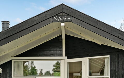 Frimanda - 200M from the Sea: Flooring, Muur, Verdieping, Interieur Ontwerp, Hout, Plafond, Houten Vloer, Verlichting, Meubilair, Laminaatvloer