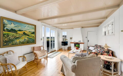 Jamie - 200M from the Sea: Plafond, Flooring, Interieur Ontwerp, Verdieping, Samengesteld Materiaal, Meubilair, Toevlucht, Hotel, Ontwerp, Daylighting