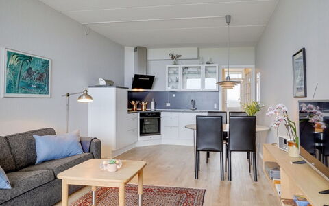 Edelina - 50M from the Sea: Gebouw, Huis, Venster, Huis, Dak, Woongebied, Struik, Verblijf, Land Lot