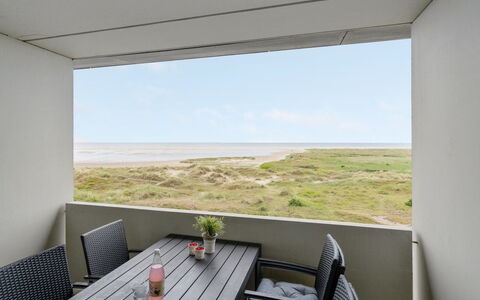 Edelina - 50M from the Sea: Gebouw, Huis, Venster, Huis, Dak, Woongebied, Struik, Verblijf, Land Lot