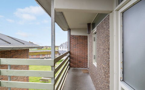 Edelina - 50M from the Sea: Gebouw, Huis, Venster, Huis, Dak, Woongebied, Struik, Verblijf, Land Lot