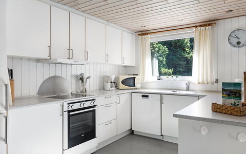 Maija - 1.4Km from the Sea: Keuken, Countertop, Toestel Van De Keuken, Interieur Ontwerp, Flooring, Plafond, Major Appliance, Cabinetry, Huis, Huishoudapparatuur