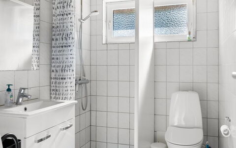 Maija - 1.4Km from the Sea: Badkamer, Loodgieterswerkinrichting, Interieur Ontwerp, Wastafel, Flooring, Toilet, Verdieping, Wastafel In De Badkamer, Kraan, Loodgieter
