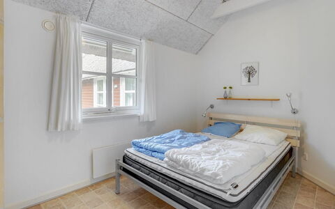 Jenna - 1.4Km from the Sea: Hout, Flooring, Meubilair, Verdieping, Interieur Ontwerp, Slaapkamer, Plafond, Bed, Verlichting, Houten Vloer