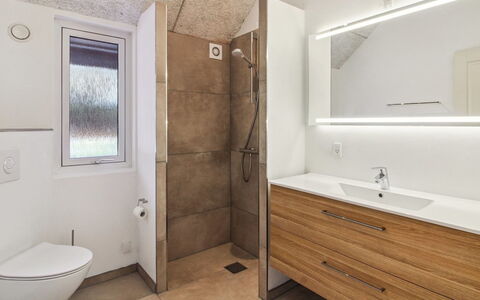 Jenna - 1.4Km from the Sea: Flooring, Muur, Verdieping, Hout, Loodgieterswerkinrichting, Interieur Ontwerp, Badkamer, Wastafel In De Badkamer, Badkamerkast, Plafond
