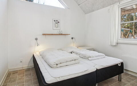 Jenna - 1.4Km from the Sea: Muur, Hout, Slaapkamer, Bed, Plafond, Interieur Ontwerp, Huis, Meubilair, Verdieping, Bedding
