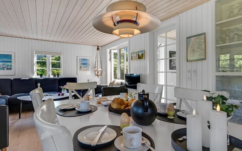 Soleil - 300M from the Sea: Huis, Interieur Ontwerp, Meubilair, Plafond, Stoel, Verblijf, Lichte Inrichting, Keuken En Eettafel, Woonkamer, Hardwood