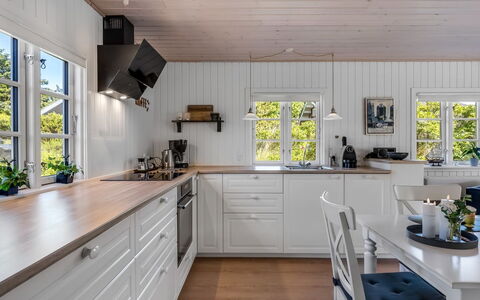 Soleil - 300M from the Sea: Hout, Flooring, Keuken, Interieur Ontwerp, Countertop, Huis, Verdieping, Cabinetry, Houten Vloer, Meubilair