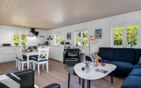 Soleil - 300M from the Sea: Hout, Meubilair, Huis, Huis, Interieur Ontwerp, Deur, Woonkamer, Verblijf, Bankstel, Plafond