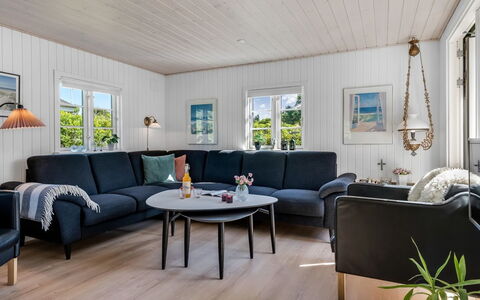 Soleil - 300M from the Sea: Huis, Woonkamer