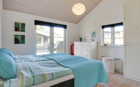 Soleil - 300M from the Sea: Meubilair, Interieur Ontwerp, Slaapkamer, Bed, Plafond, Hout, Flooring, Verdieping, Kamer, Laken