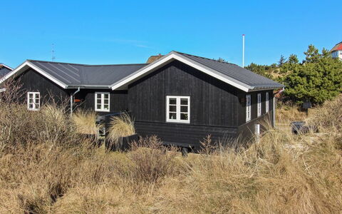 Soleil - 300M from the Sea: Gras, Huis, Dak, Huis, Verblijf, Struik, Land Lot, Landelijk Gebied, Boerderij, Groundcover