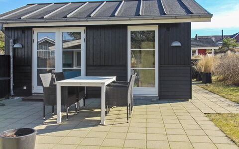 Soleil - 300M from the Sea: Gras, Huis, Dak, Huis, Verblijf, Struik, Land Lot, Landelijk Gebied, Boerderij, Groundcover