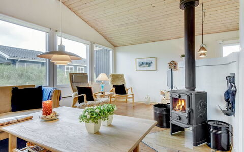 Galena - 100M from the Sea: Hout, Meubilair, Plafond, Flooring, Interieur Ontwerp, Verdieping, Woonkamer, Huis, Kamer, Stoel