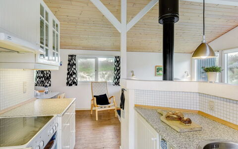 Galena - 100M from the Sea: Hout, Plafond, Interieur Ontwerp, Flooring, Huis, Verdieping, Huis, Keuken, Kamer, Countertop