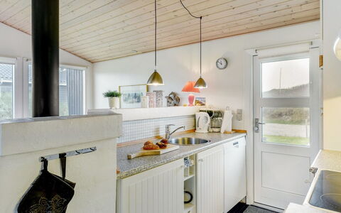 Galena - 100M from the Sea: Interieur Ontwerp, Plafond, Hout, Keuken, Flooring, Countertop, Lichte Inrichting, Meubilair, Verdieping, Cabinetry