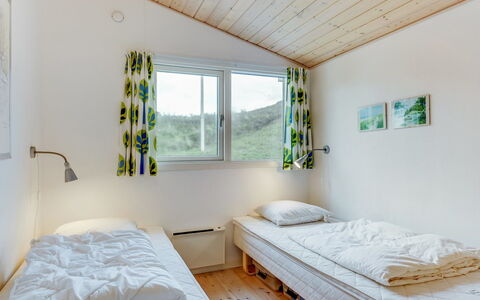 Galena - 100M from the Sea: Huis, Bed, Plafond, Slaapkamer, Bedding, Bed Frame, Linens, Daylighting, Laken, Hoofdkussen