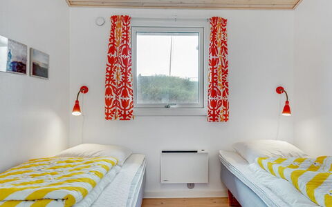Galena - 100M from the Sea: Slaapkamer, Verf, Bedding, Bed, Linens, Daylighting, Bed Frame, Laken