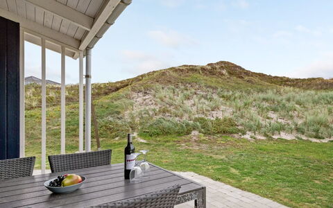 Galena - 100M from the Sea: Huis, Deur, Plafond, Verblijf, Veranda, Hardwood, Outdoor Structuur, Daylighting, Keuken En Eettafel, Garden Gebouwen