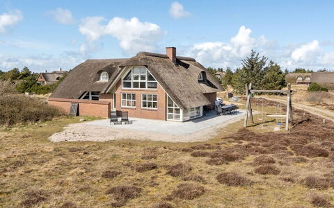 Ayda - 350M from the Sea: Struik, Stedelijk Ontwerp, Groundcover, Steen, Appartement, Landgoed, Metselwerk, Balkon, Landscaping