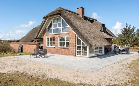 Ayda - 350M from the Sea: Struik, Stedelijk Ontwerp, Groundcover, Steen, Appartement, Landgoed, Metselwerk, Balkon, Landscaping