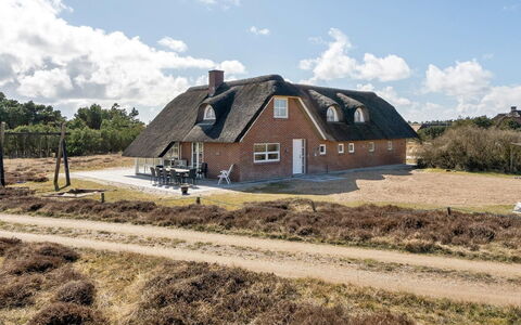 Ayda - 350M from the Sea: Struik, Stedelijk Ontwerp, Groundcover, Steen, Appartement, Landgoed, Metselwerk, Balkon, Landscaping
