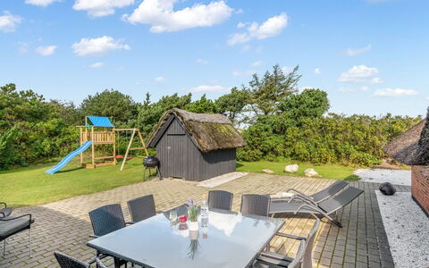 Ruse - 500M from the Sea: Thatching, Verblijf, Huis, Dak, Huis, Boerderij, Hut, Landgoed, Dorp