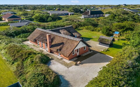 Ruse - 500M from the Sea: Thatching, Verblijf, Huis, Dak, Huis, Boerderij, Hut, Landgoed, Dorp