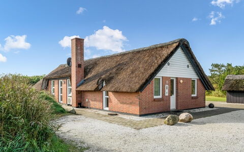 Ruse - 500M from the Sea: Thatching, Verblijf, Huis, Dak, Huis, Boerderij, Hut, Landgoed, Dorp