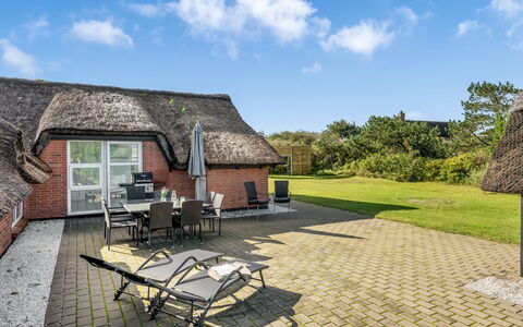 Ruse - 500M from the Sea: Thatching, Verblijf, Huis, Dak, Huis, Boerderij, Hut, Landgoed, Dorp