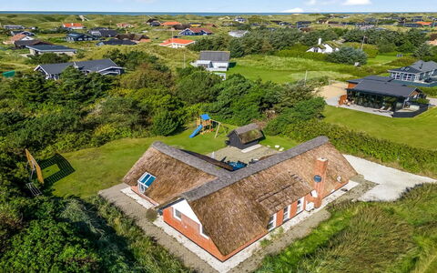 Ruse - 500M from the Sea: Thatching, Verblijf, Huis, Dak, Huis, Boerderij, Hut, Landgoed, Dorp