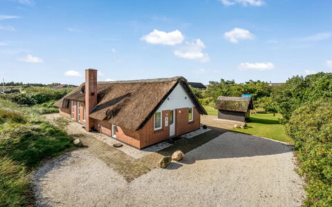 Ruse - 500M from the Sea: Thatching, Verblijf, Huis, Dak, Huis, Boerderij, Hut, Landgoed, Dorp