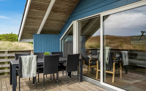 Valia - 400M to the Fjord: Hout, Flooring, Houten Vloer, Verdieping, Plafond, Hardwood, Meubilair, Plank, Dek, Veranda