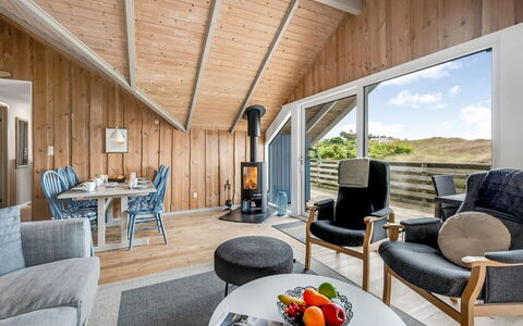 Valia - 400M to the Fjord: Hout, Plafond, Interieur Ontwerp, Huis, Flooring, Verblijf, Verdieping, Woonkamer, Hardwood, Plank