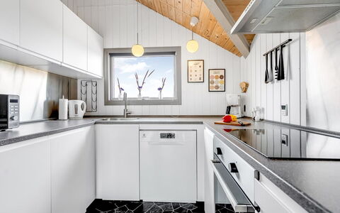 Valia - 400M to the Fjord: Keuken, Countertop, Plafond, Toestel Van De Keuken, Interieur Ontwerp, Major Appliance, Huis, Flooring, Huishoudapparatuur, Lichte Inrichting