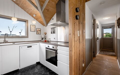 Valia - 400M to the Fjord: Hout, Plafond, Keuken, Interieur Ontwerp, Huis, Flooring, Meubilair, Countertop, Lichte Inrichting, Hardwood