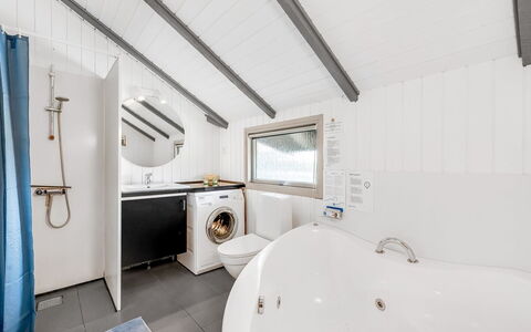 Valia - 400M to the Fjord: Loodgieterswerkinrichting, Plafond, Verdieping, Flooring, Interieur Ontwerp, Huis, Loodgieter, Kraan, Badkamer, Bad