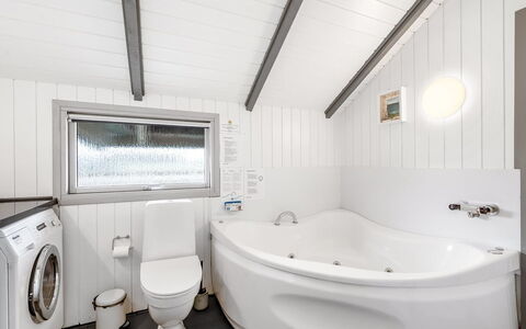Valia - 400M to the Fjord: Loodgieterswerkinrichting, Plafond, Flooring, Interieur Ontwerp, Verdieping, Badkamer, Kraan, Loodgieter, Bad, Huis
