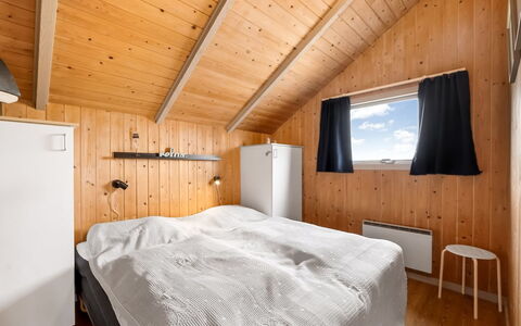 Valia - 400M to the Fjord: Hout, Slaapkamer, Plafond, Huis, Bed, Bed Frame, Beits, Bedding, Hardwood, Laken