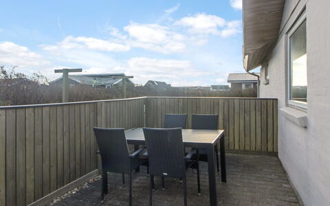 Ågot - 75M from the Sea: Hout, Huis, Veranda, Dek, Hardwood, Dak, Beits, Houten Vloer, Eco Hotel