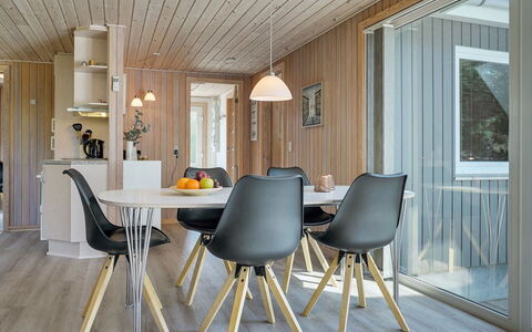 Afke - 900M from the Sea: Struik, Stedelijk Ontwerp, Groundcover, Steen, Appartement, Landgoed, Metselwerk, Balkon, Landscaping