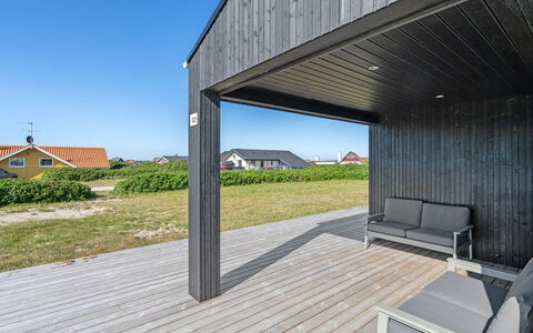 Aiko - 50M from the Sea: Plantengemeenschap, Zonlicht, Kruidachtige Plant, Tuin, Plantage, Landbouw, Boerderij