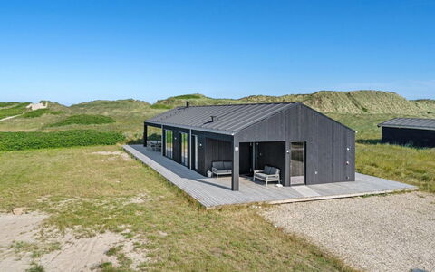 Aiko - 50M from the Sea: Plantengemeenschap, Zonlicht, Kruidachtige Plant, Tuin, Plantage, Landbouw, Boerderij