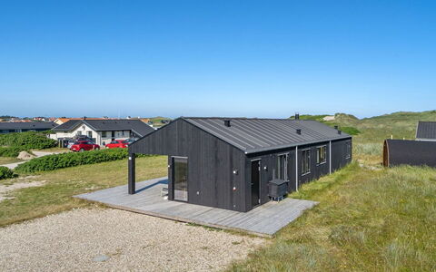 Aiko - 50M from the Sea: Plantengemeenschap, Zonlicht, Kruidachtige Plant, Tuin, Plantage, Landbouw, Boerderij