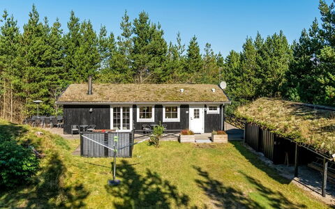 Eimi - 1.5Km from the Sea: Dak, Huis, Deur, Verblijf, Schaduw, Siding, Werf, Landgoed, Backyard