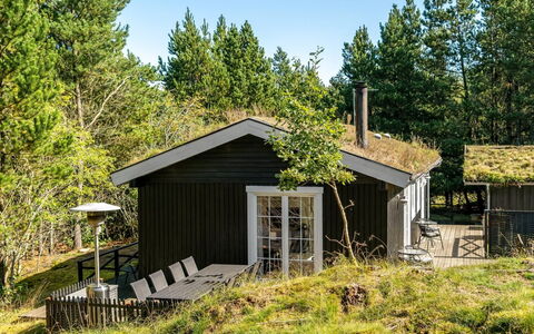 Eimi - 1.5Km from the Sea: Dak, Huis, Deur, Verblijf, Schaduw, Siding, Werf, Landgoed, Backyard