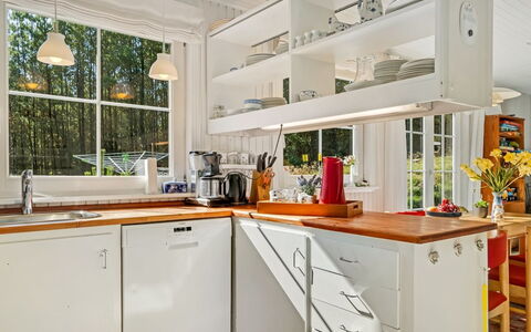 Eimi - 1.5Km from the Sea: Dak, Huis, Deur, Verblijf, Schaduw, Siding, Werf, Landgoed, Backyard