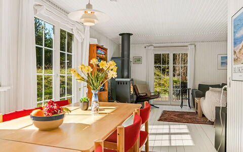 Eimi - 1.5Km from the Sea: Dak, Huis, Deur, Verblijf, Schaduw, Siding, Werf, Landgoed, Backyard