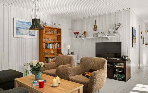 Eimi - 1.5Km from the Sea: Dak, Huis, Deur, Verblijf, Schaduw, Siding, Werf, Landgoed, Backyard